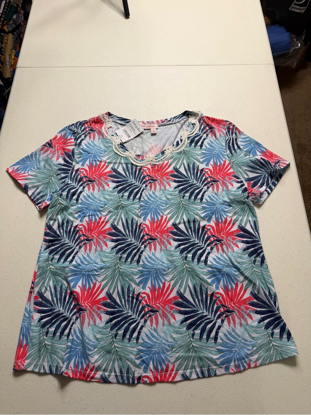Fresh Produce womens L tropical print scoop neck lace trim short sleeve tee
